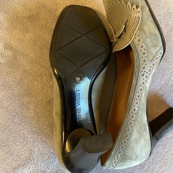 Nine West Grey Suede Leather Fringe Closed Toe Heels sz 7 EUC - Picture 5 of 5